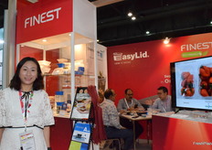 精密实业有限公司是食品包装研发商与供应商。照片中为留君铭女士。Mrs Liu Junming from Finest Industrial Co., Ltd., the company is a packaging developer and supplier.